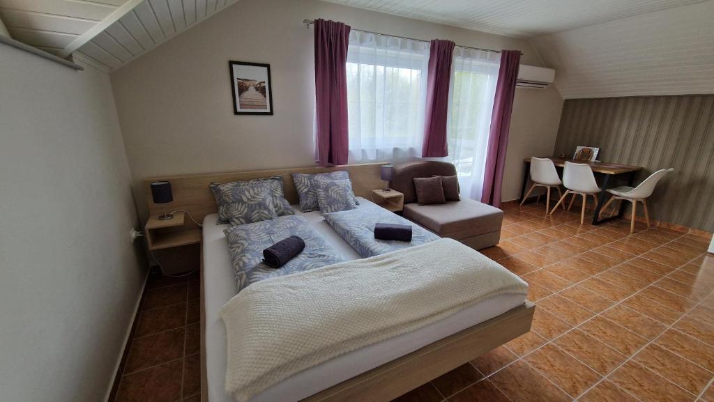 Postel nebo postele na pokoji v ubytování Silence Apartmanház Zalakaros