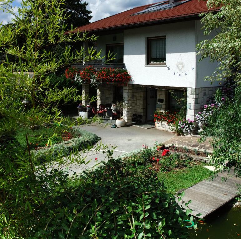 una casa con flores delante en Apartment MaLa, en Bled