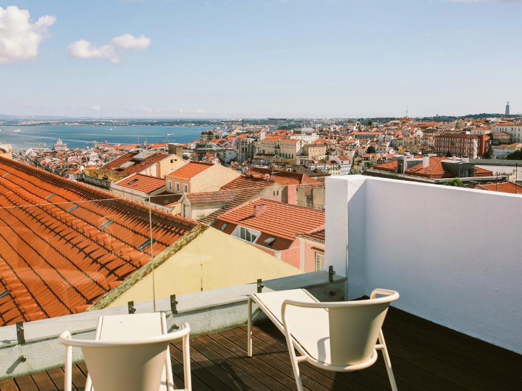 d'un balcon avec deux chaises et vue sur la ville. dans l'établissement Quinta Colina by Shiadu, à Lisbonne