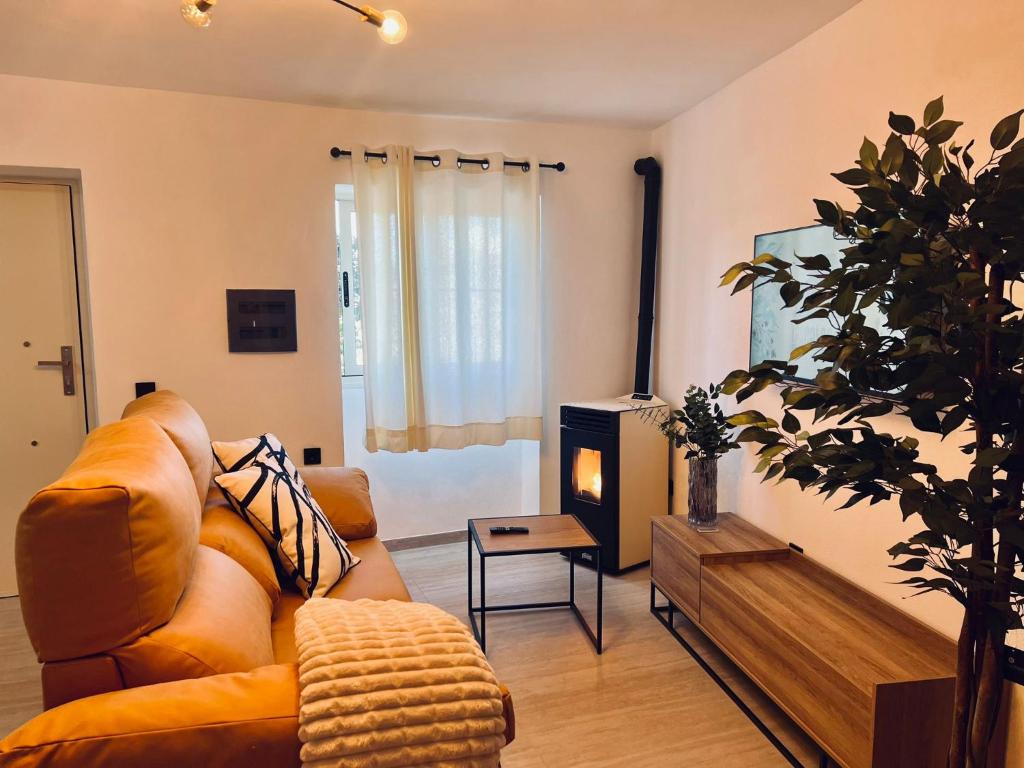 TV a/nebo společenská místnost v ubytování Cueva Luxe Las Calcetas