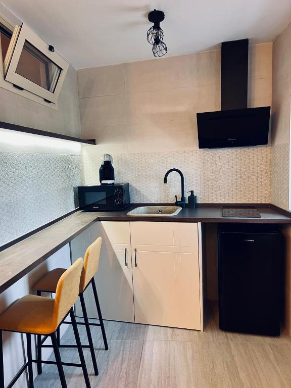 Kuchyň nebo kuchyňský kout v ubytování Cueva Luxe Las Calcetas