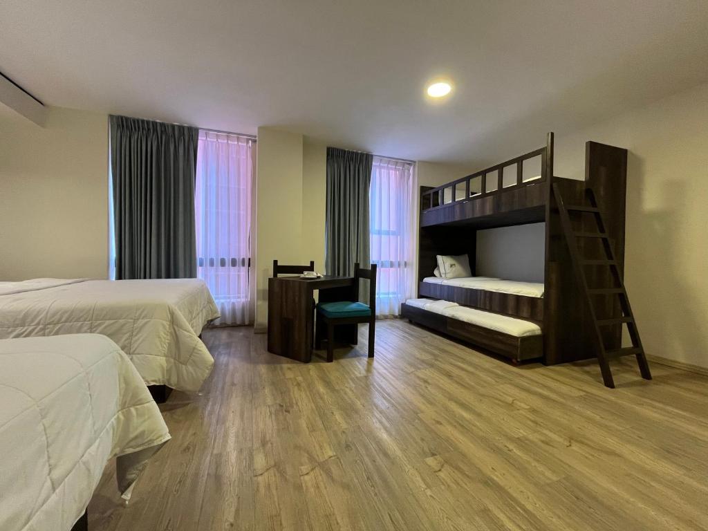 1 dormitorio con litera y escritorio en Hotel Lepanto Reforma, en Ciudad de México