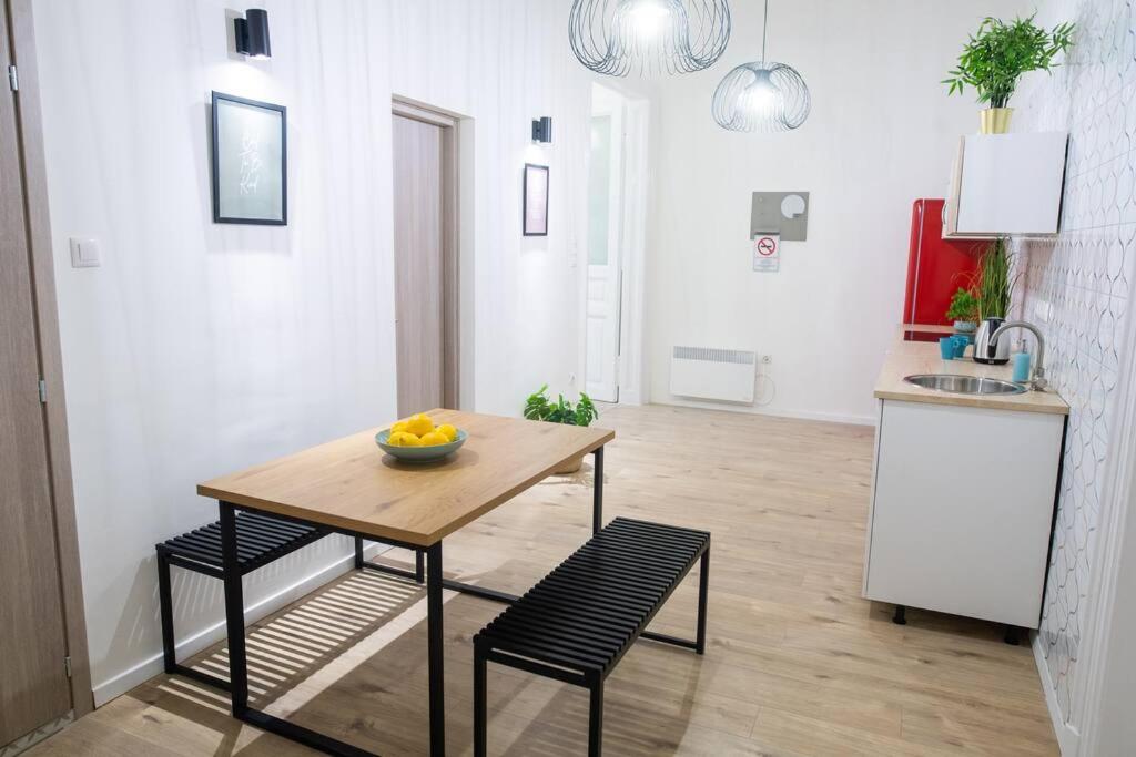 una cocina con una mesa con un bol de fruta. en 3 Rooms Apartment In Budapest en Budapest