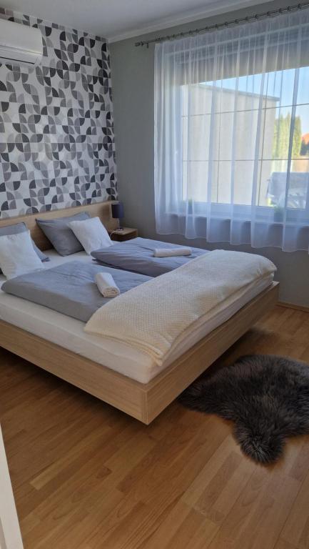 Postel nebo postele na pokoji v ubytování Silence Apartmanház Zalakaros