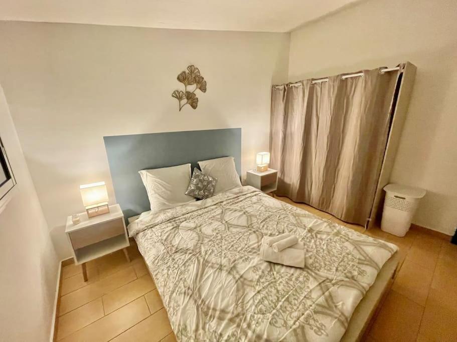 1 dormitorio con 1 cama grande y 2 lámparas en Villa TiCazMimose en Saint-André