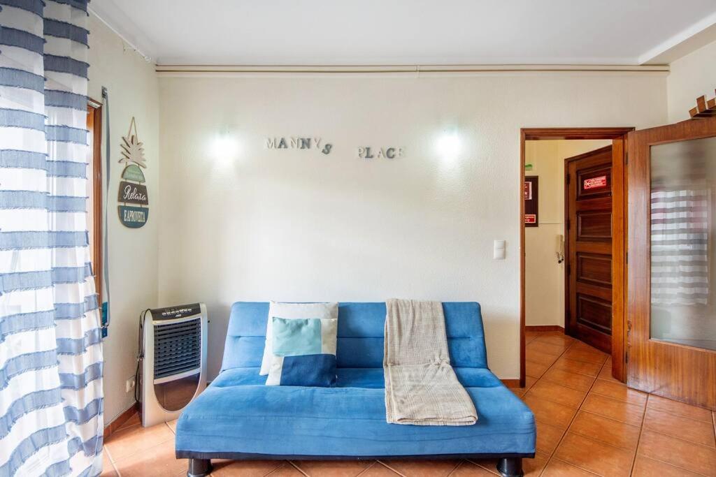 un divano blu in soggiorno di Manny's place - by the sea a Gafanha da Nazaré