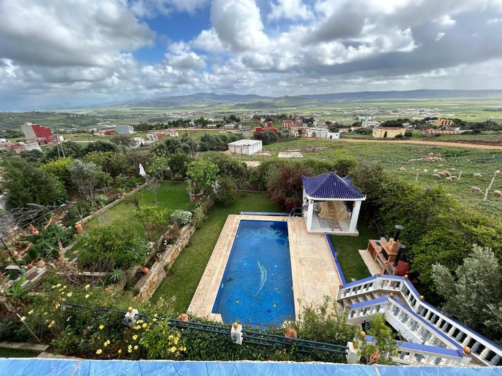 una vista aérea de una casa con piscina en La Perla Montaña Tanger en Tánger