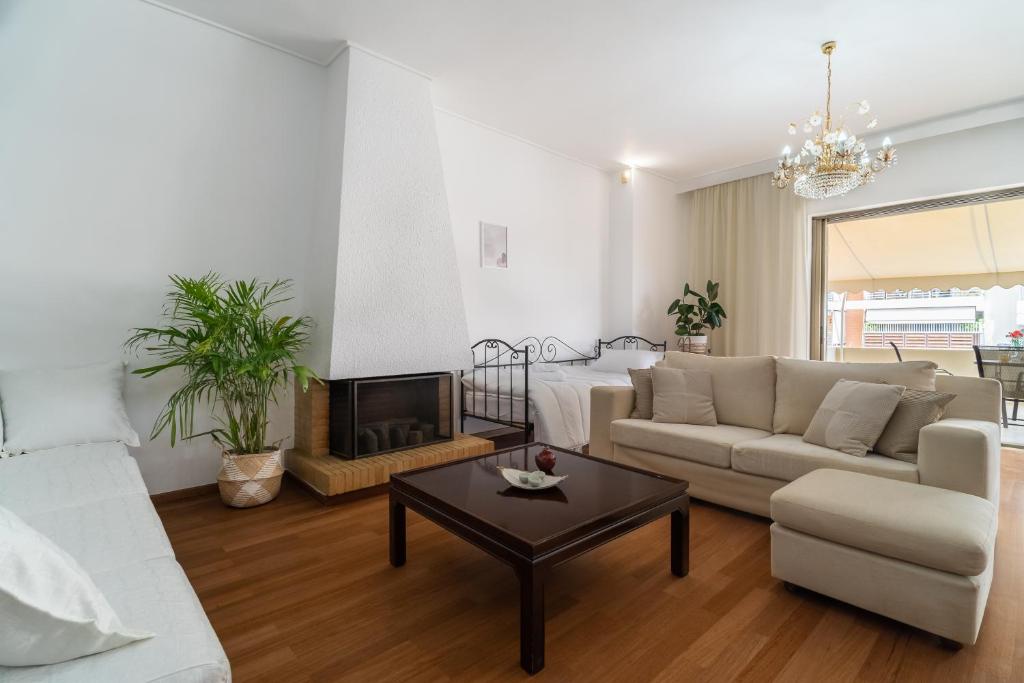 ein Wohnzimmer mit einem Sofa und einem Kamin in der Unterkunft Elize apartment in Athen