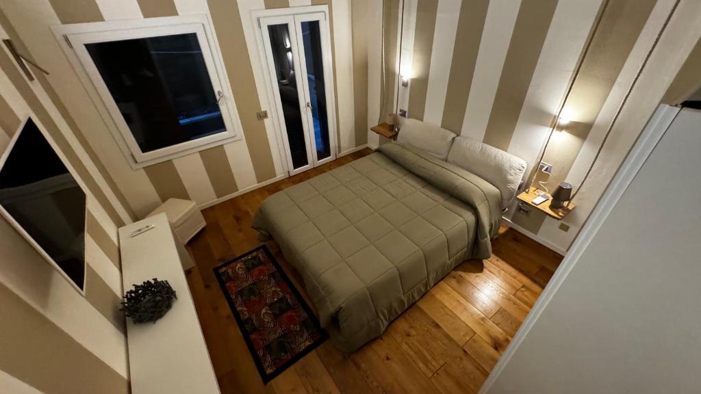 an overhead view of a bedroom with a bed at Casetta Valle Verde in Capalbio