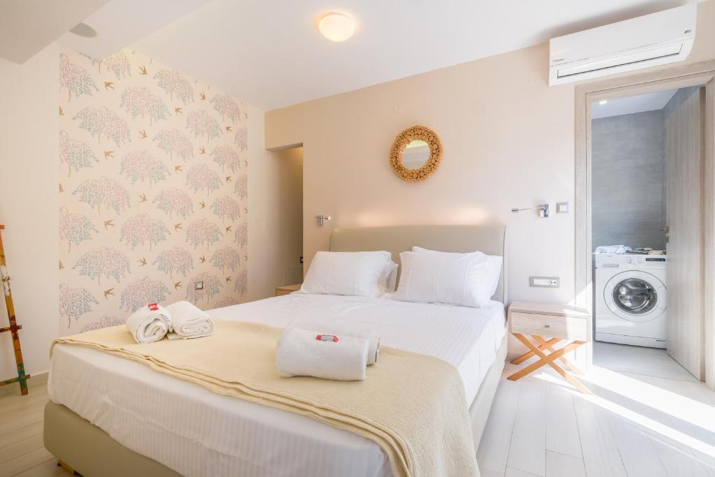 ein Schlafzimmer mit einem Bett mit Handtüchern darauf in der Unterkunft Glaros Casa Verde - Cozy flat with Garden near Beach in Kato Daratso