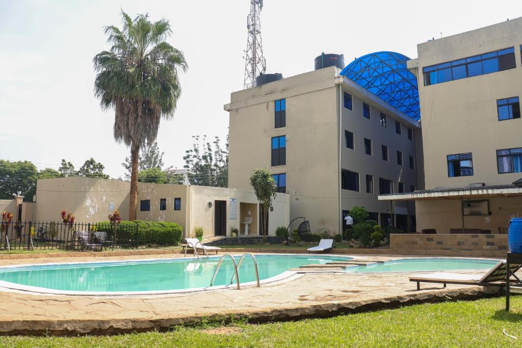 um edifício com piscina em frente a um edifício em BUNGOMA ROYAL SUITES em Bungoma