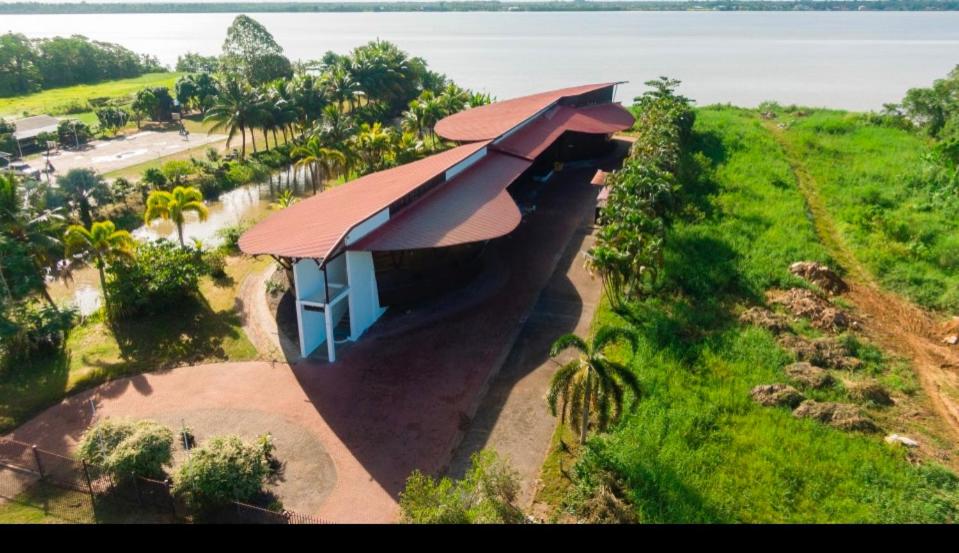 Vue de tête d'une maison sur une colline près de l'eau dans l'établissement Ark of Reset, à Paramaribo