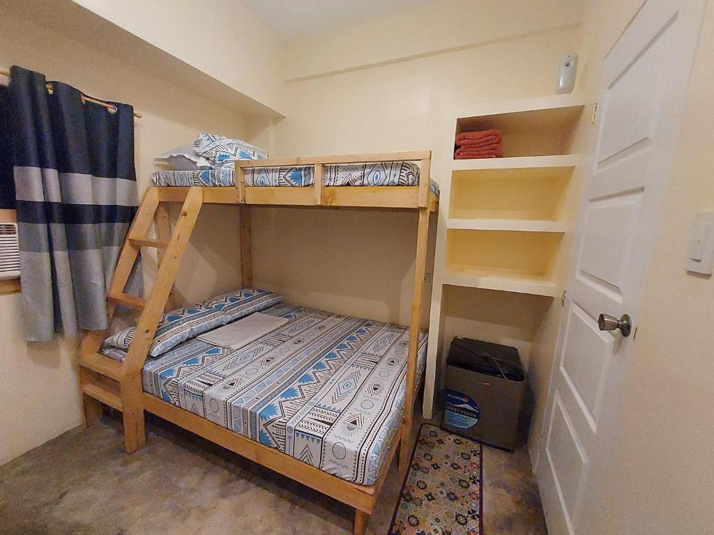 Двуетажно легло или двуетажни легла в стая в Danny's Den Boracay