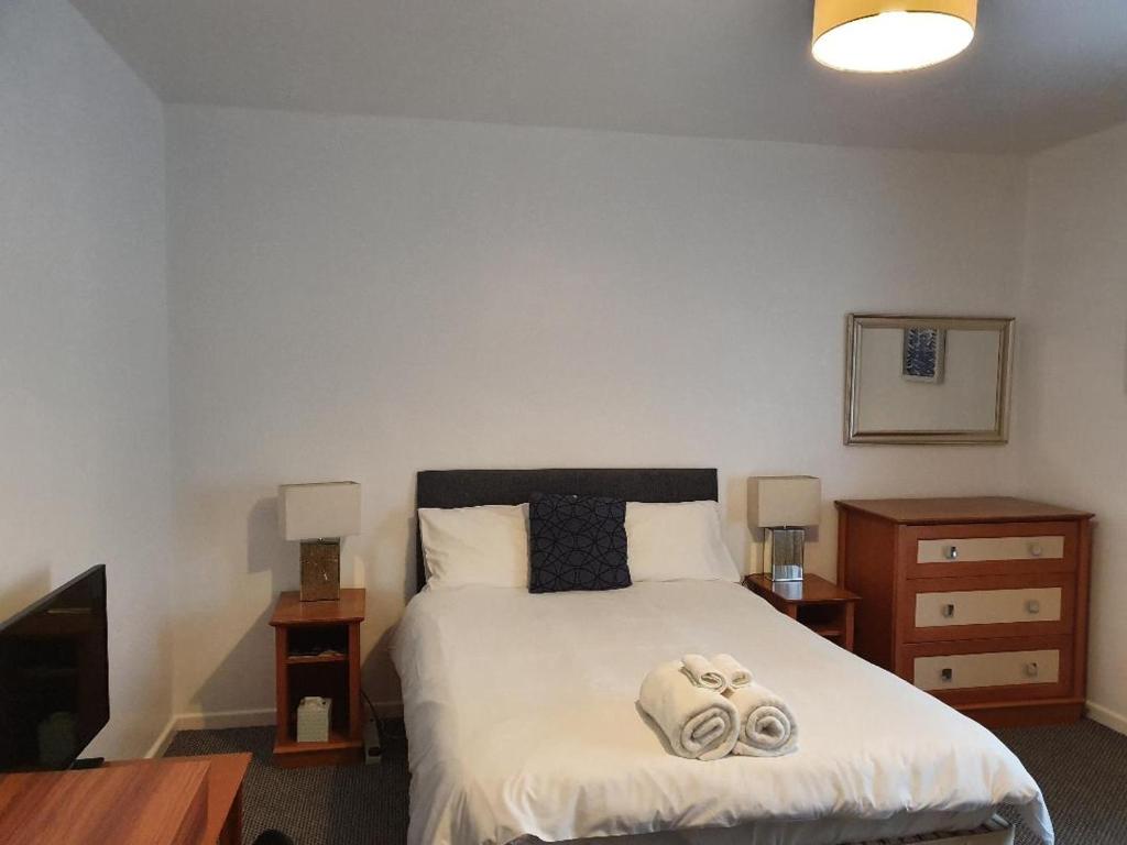 ノッティンガムにあるCosy stay in private double bedroom - RM 5のベッドルーム1室(マスク2つが付いたベッド1台付)