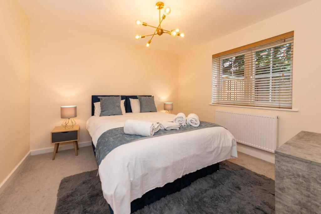a bedroom with a large bed and a window at 2 Bedroom Flat Free Parking in Reading