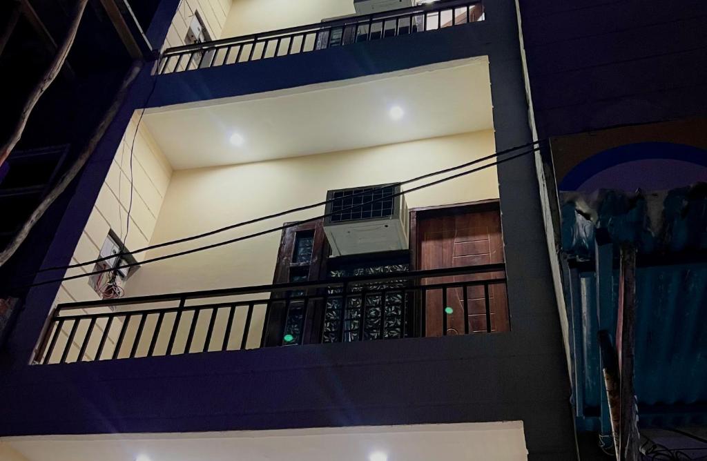een balkon van een gebouw met een kat erop bij Hotel Majestic INN in Phagwara