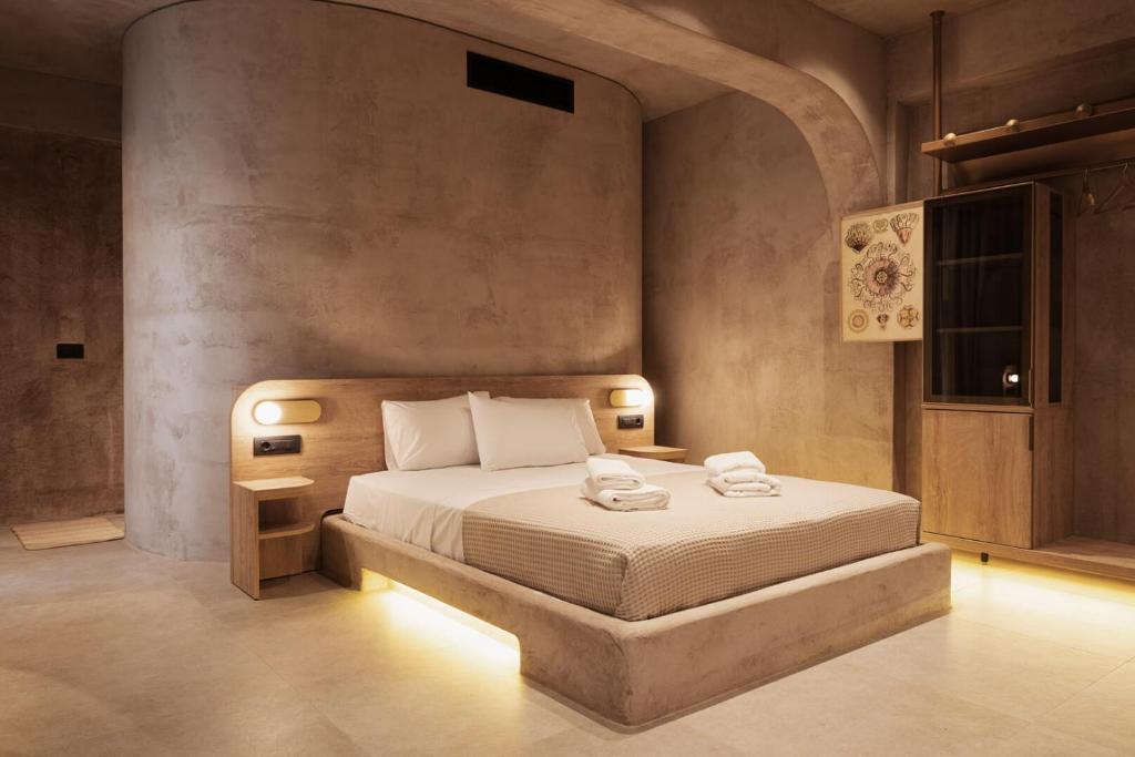 sypialnia z łóżkiem i dwoma ręcznikami na nim w obiekcie Medusa Luxury Suites w mieście Neos Marmaras