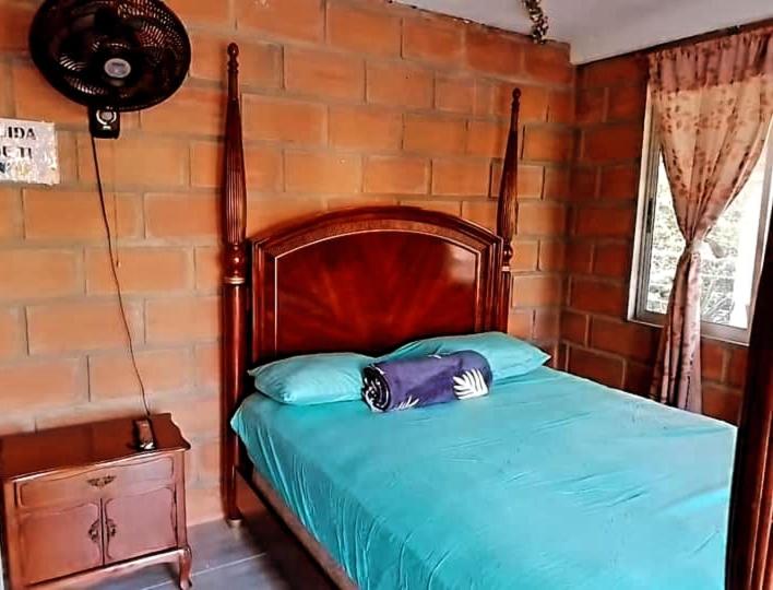 La Clarita tesisinde bir odada yatak veya yataklar