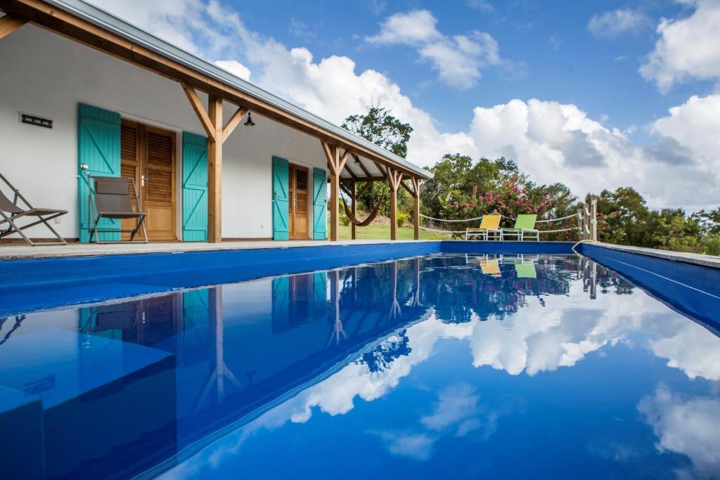 une villa avec piscine et une maison dans l'établissement Villas Coccoloba & Jacaranda, à Capesterre
