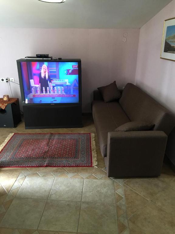 TV a/nebo společenská místnost v ubytování SPIROS APARTMENTS