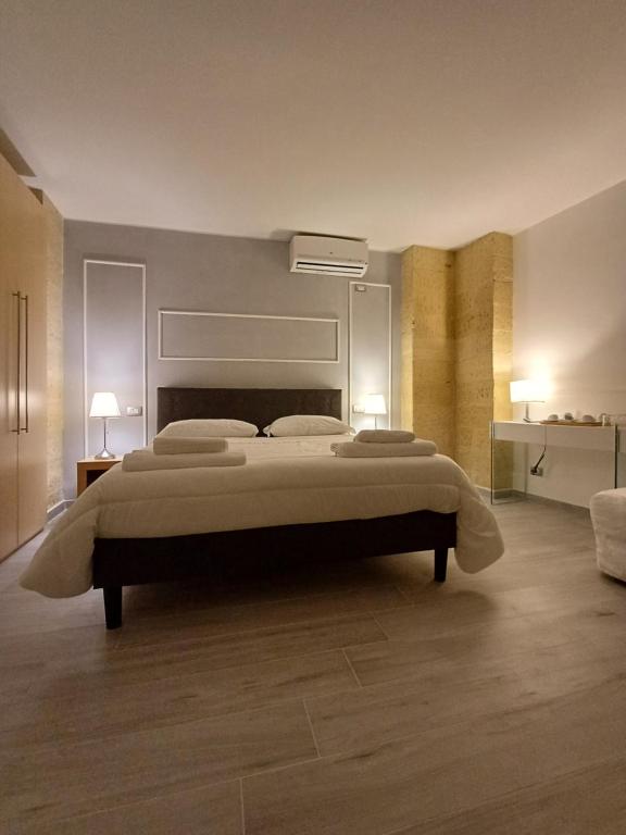 una camera con un grande letto e due lampade di Bed & Breakfast Idomeneo 63 a Lecce