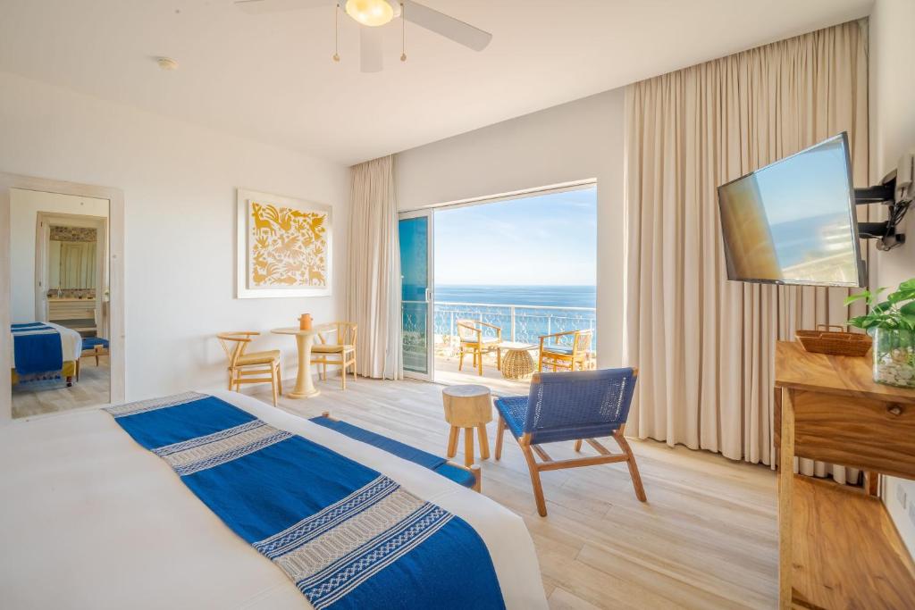 TV a/nebo společenská místnost v ubytování Mar del Cabo By Velas Resorts Adults Only