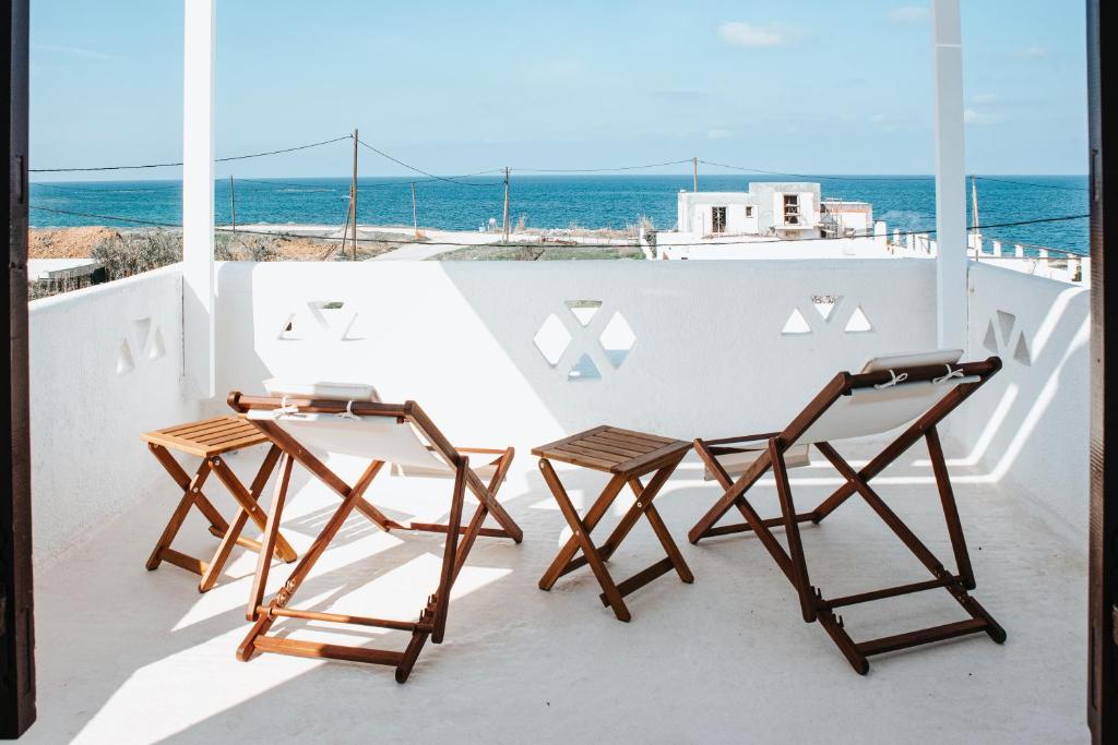 2 sillas y una mesa en un balcón con vistas al océano en HORIZON Skyrian house, en Skiros