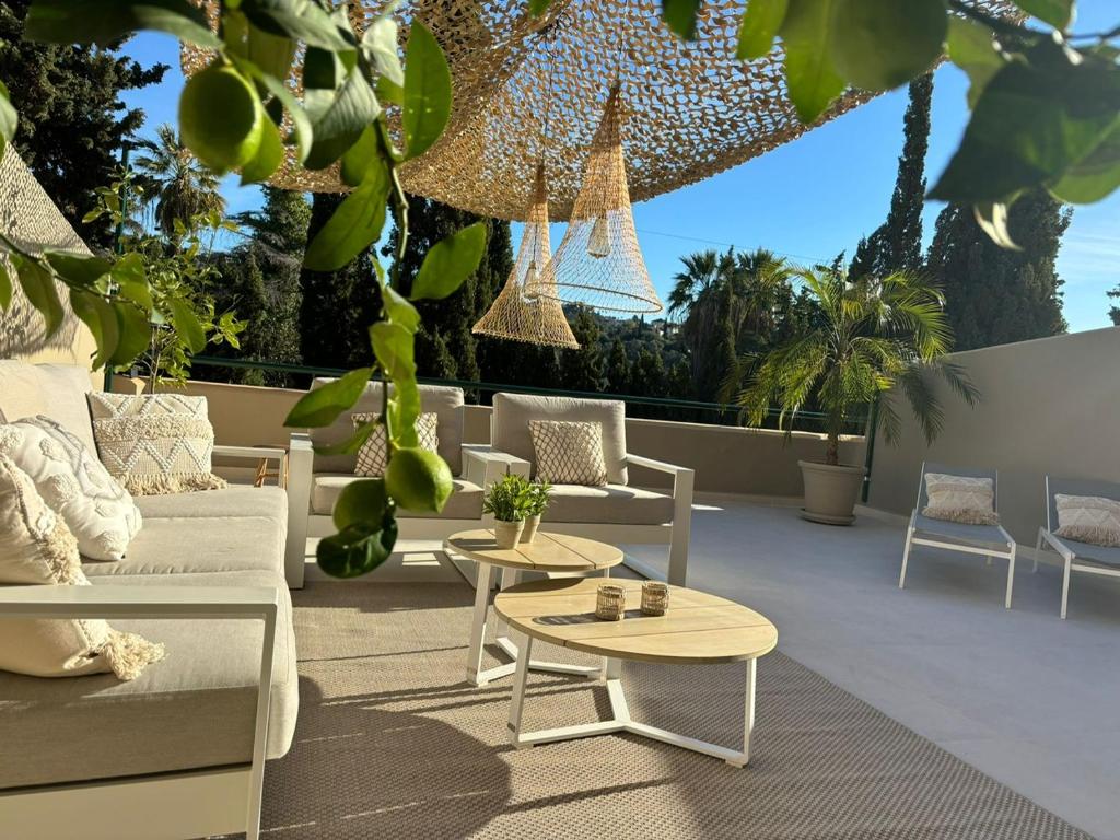 Posedenie v ubytovaní Casa Joy Elviria, ibiza style apartment with 70 sqm terrace