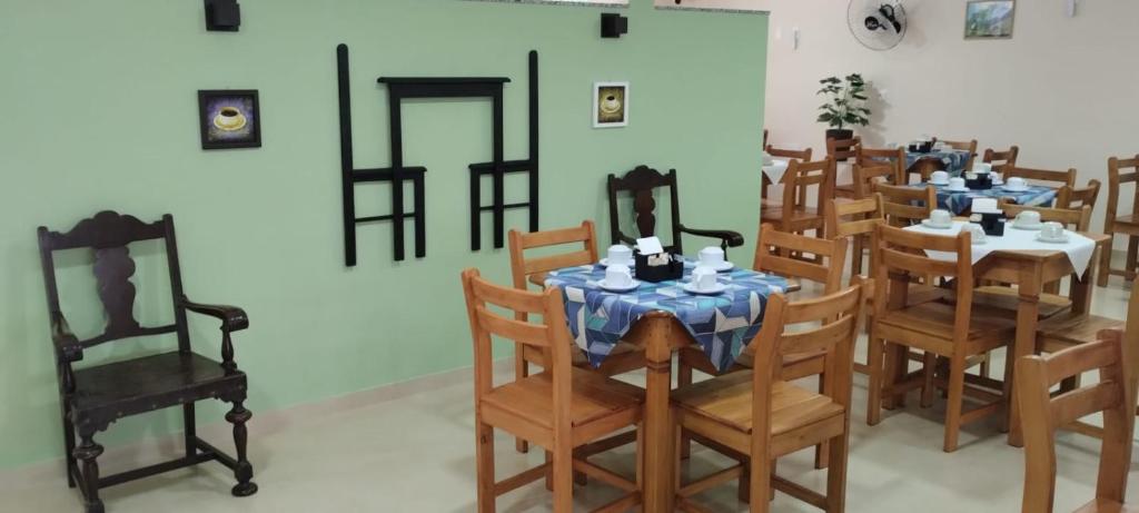 ein Esszimmer mit Tisch und Stühlen in der Unterkunft Pousada João & Maria in Santa Maria Madalena