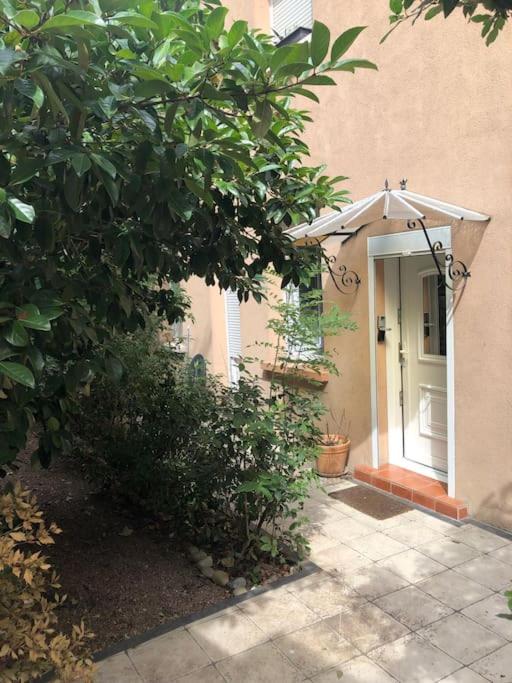- une entrée à une maison avec un parasol dans l'établissement « Le petit Bastille»Proche Lyon centre, à Villeurbanne