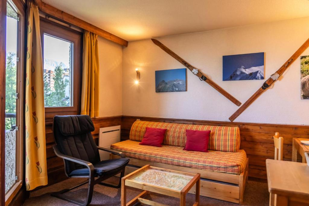 un salon avec un canapé et une chaise dans l'établissement Résidence Le Belvedere - Studio coin montagne au coeur des Orres 1650 MAE-6644, aux Orres