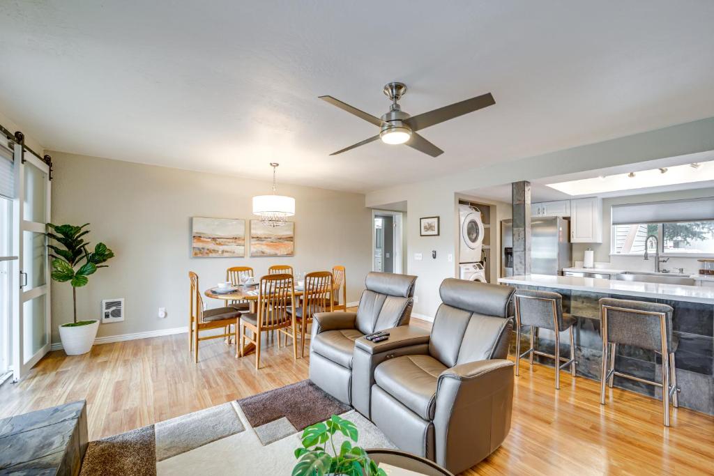 Munds Park Condo with Deck and Golf Course Views!, Munds Park (updated