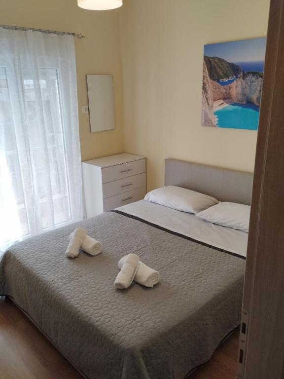 - une chambre avec un lit et 2 serviettes dans l'établissement Papoulias Suite, à Thessalonique