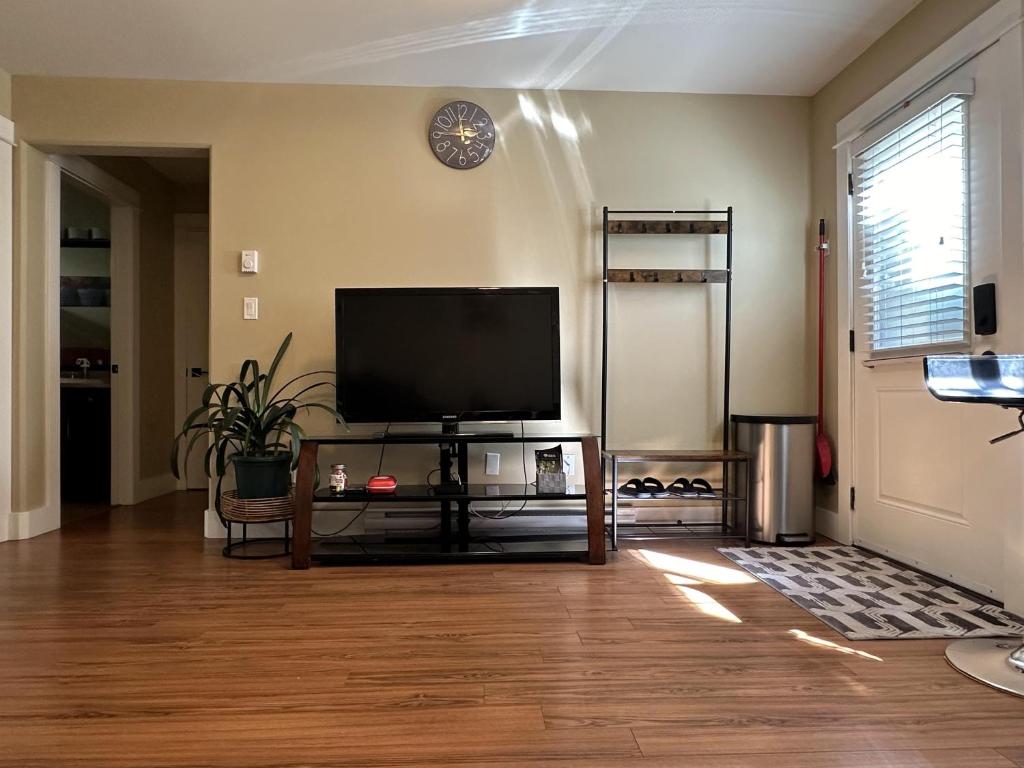 uma sala de estar com uma televisão de ecrã plano sobre uma mesa em Separate entry sweet home em Victoria