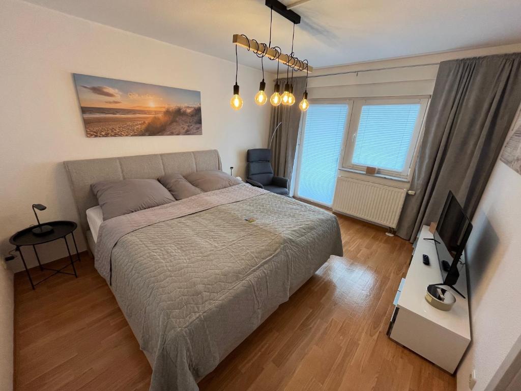una camera con un letto e una televisione di Apartment 3 ideal für Familien und Geschäftsreisende ABG69 a Gera