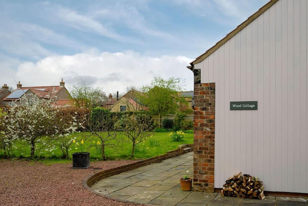 um edifício com um sinal na lateral em Wood Cottage em York