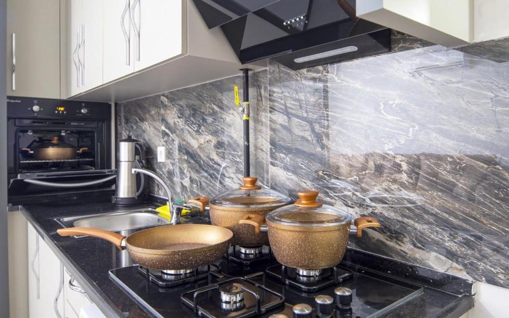 una cocina con 2 ollas en una estufa en Tatiliniz için 45 Muhteşem Odalarımız Hazırdır., en Antalya
