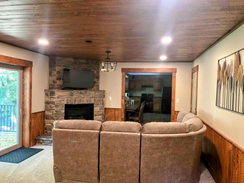 Χώρος καθιστικού στο Sojourner's Lodge & Log Cabin Suites