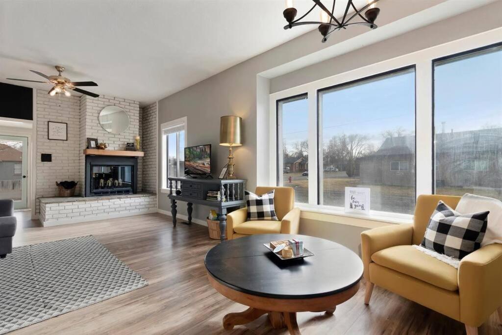 un soggiorno con poltrone e tavolo di #StayInMyDistrict TwinFalls 3Bed a Twin Falls