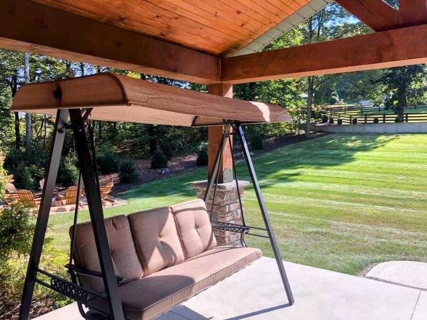 Κήπος έξω από το Sojourner's Lodge & Log Cabin Suites
