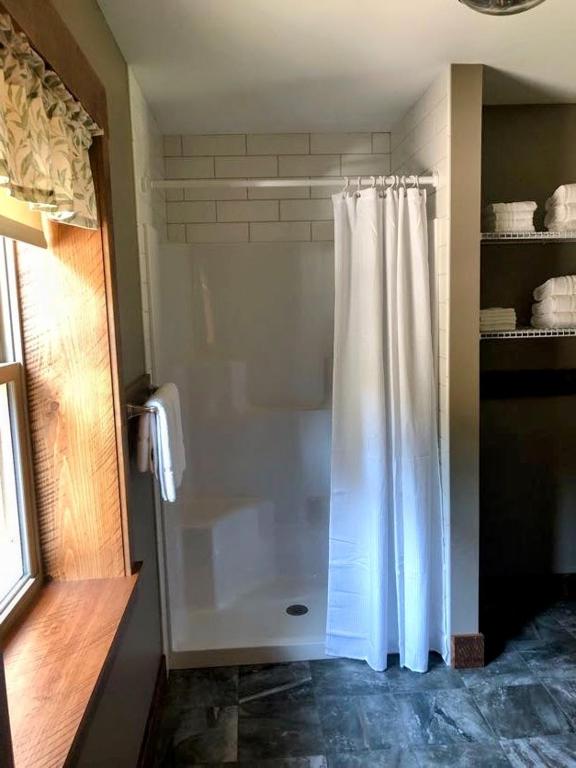 Ένα μπάνιο στο Sojourner's Lodge & Log Cabin Suites