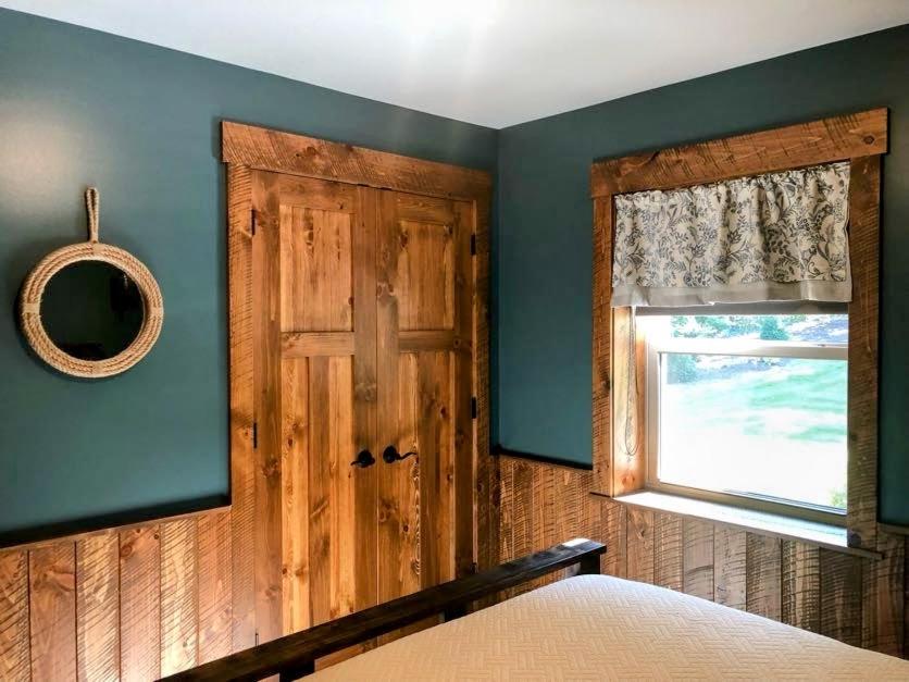 Ένα ή περισσότερα κρεβάτια σε δωμάτιο στο Sojourner's Lodge & Log Cabin Suites