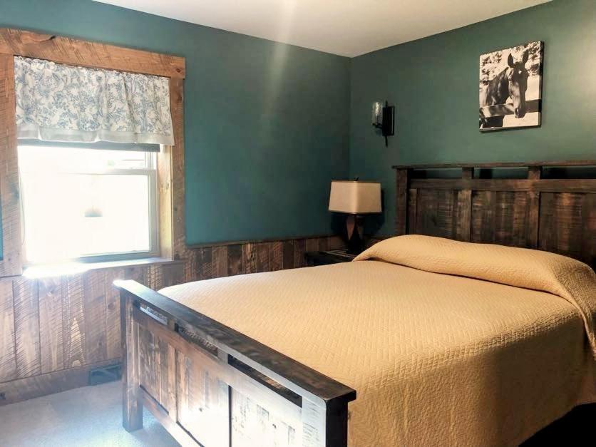 Ένα ή περισσότερα κρεβάτια σε δωμάτιο στο Sojourner's Lodge & Log Cabin Suites