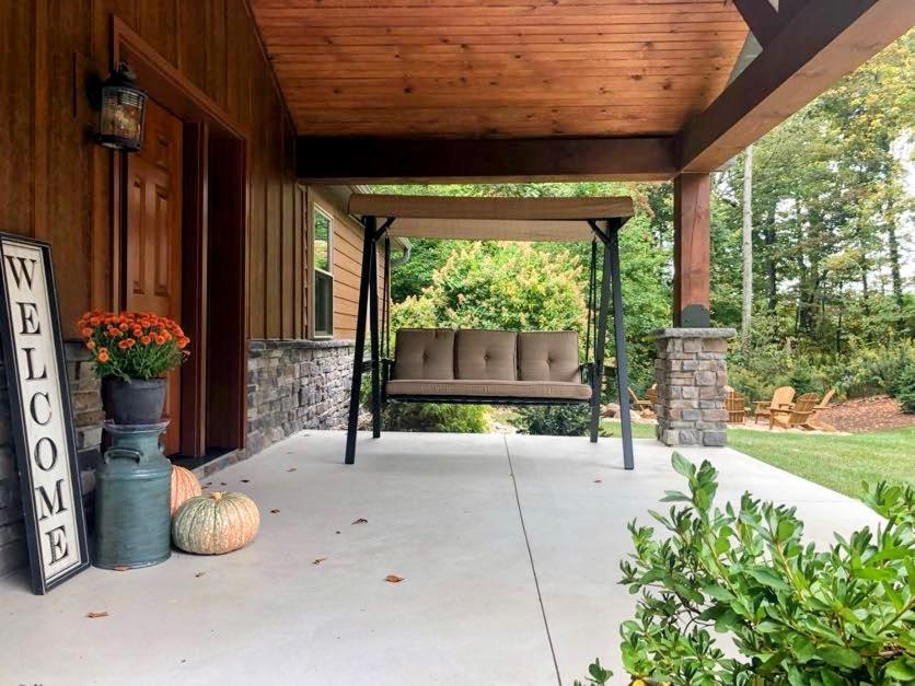 Κήπος έξω από το Sojourner's Lodge & Log Cabin Suites