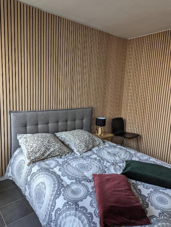 - une chambre avec un lit et un mur rayé dans l'établissement Escale à Disneyland Paris, à Montévrain