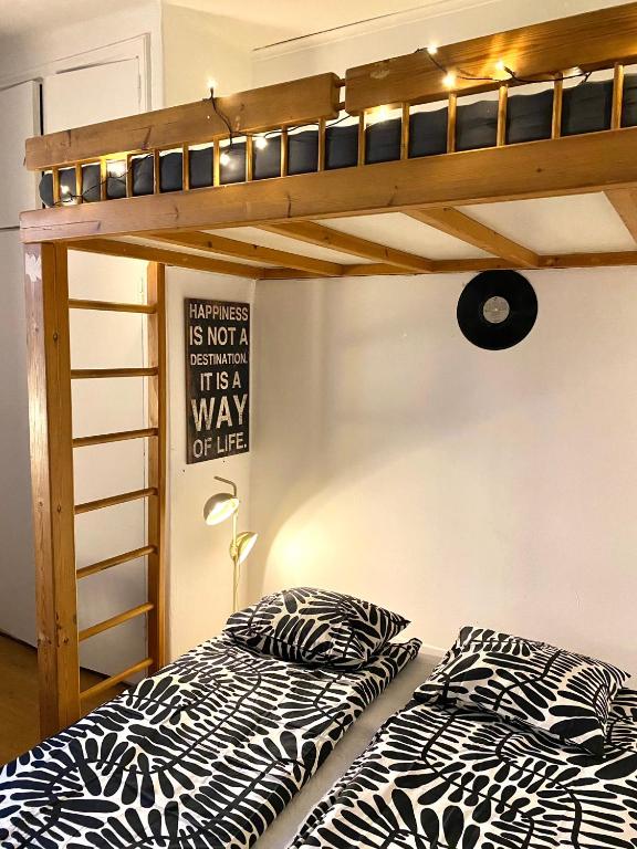 Postel nebo postele na pokoji v ubytování Cozy nest, Kamppi