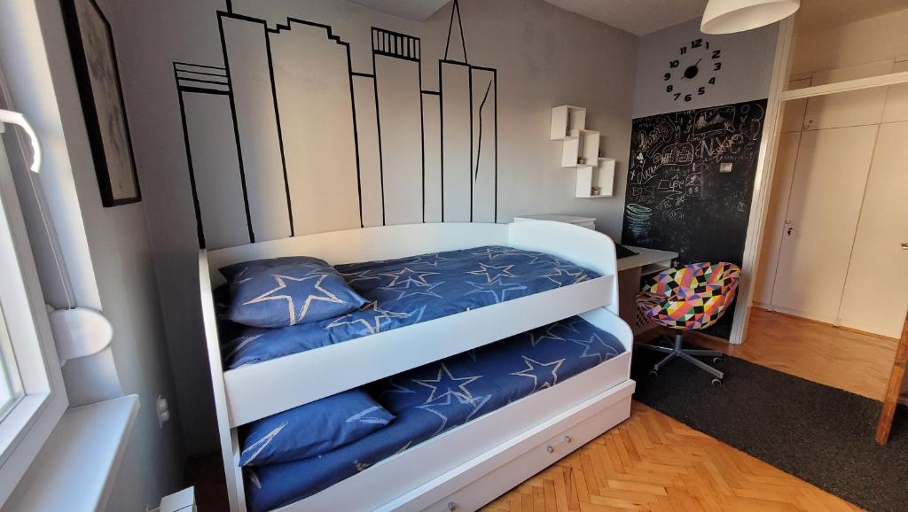 1 dormitorio con 2 literas y escritorio en Soleil Central Apartments, en Skopje