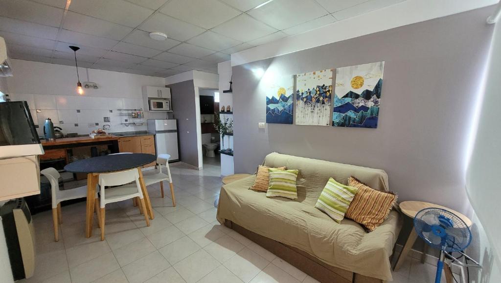 uma sala de estar com um sofá e uma cozinha em depto 1 dorm complejo Costa Azul Carlos Paz em Villa Carlos Paz