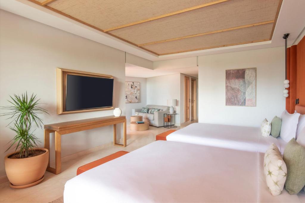 Cama o camas de una habitación en The Ritz-Carlton Tenerife, Abama