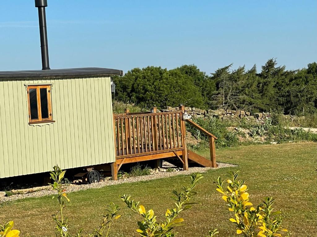 Zahrada ubytování Oakley View Shepherds Hut with hot tub